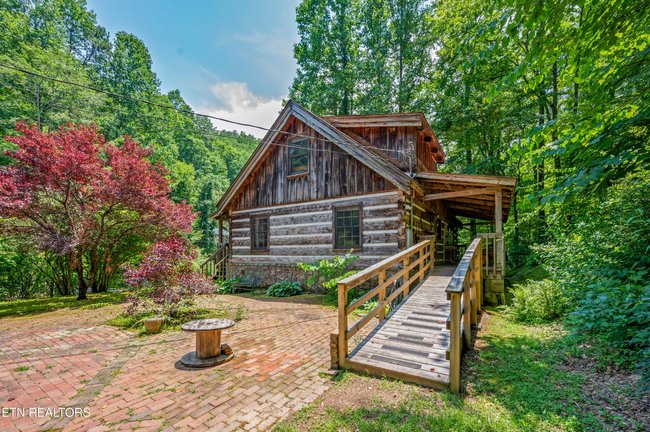 727 HIDDEN VALLEY RD